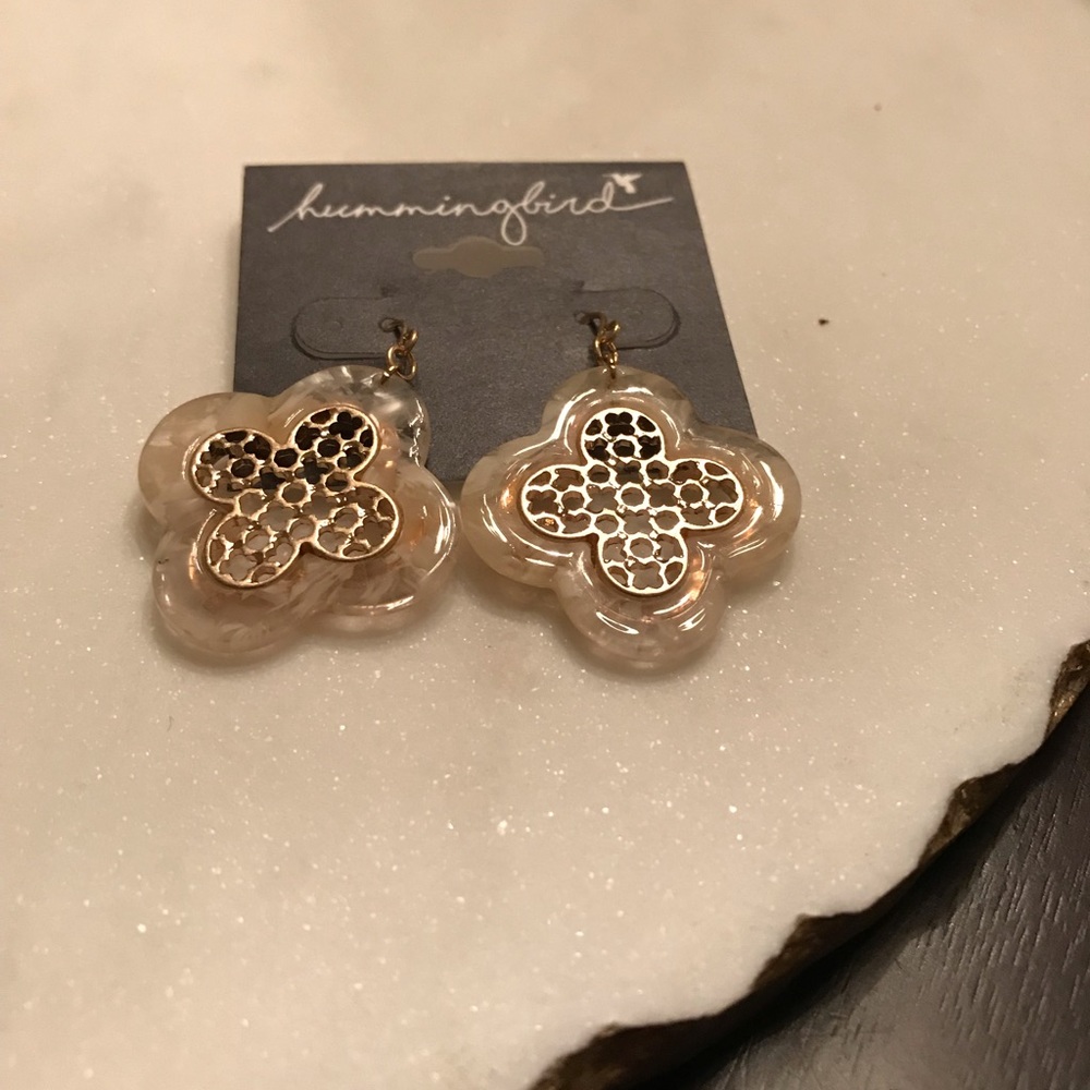 Hummingbird: cute and casual gold earrings
